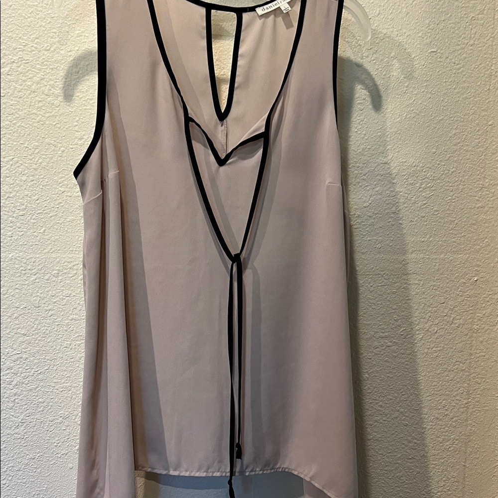 Daniel Rainn Women's Beige and Black Sleeveless Blouse